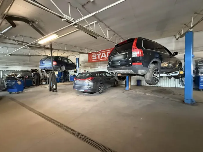 Deglava Autocentrs darbnīca ar pacelšanas platformu